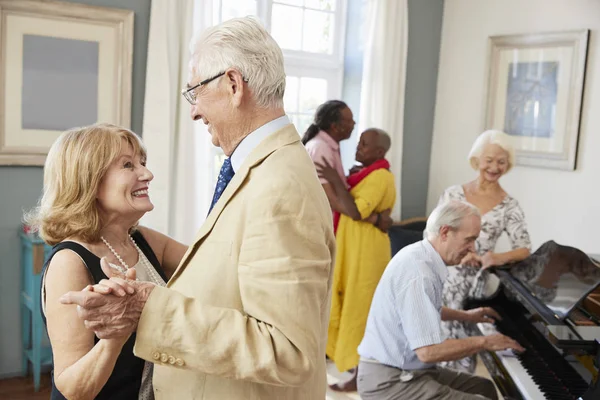 Grupa seniorów korzystających, taniec — Zdjęcie stockowe