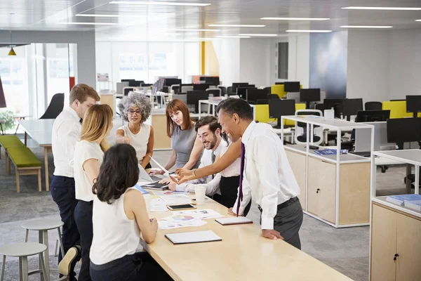 Business team brainstorm in open-plan kantoor — Stockfoto