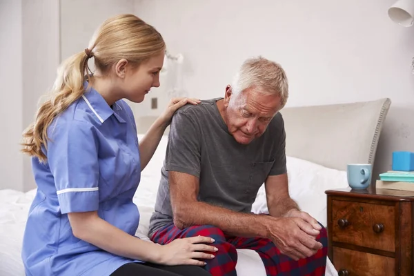 Krankenschwester macht Hausbesuch beim Mann — Stockfoto