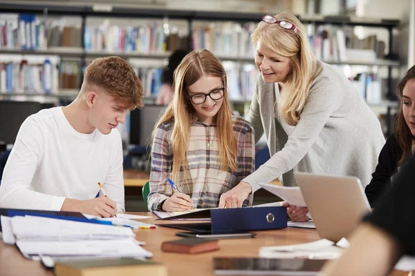 Professora trabalhando com estudantes — Fotografia de Stock