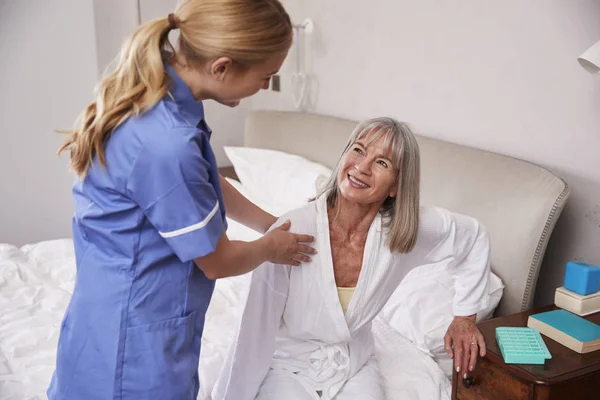 Enfermeira ajudando a mulher idosa — Fotografia de Stock