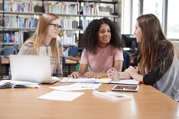 Étudiantes travaillant au collège — Photo