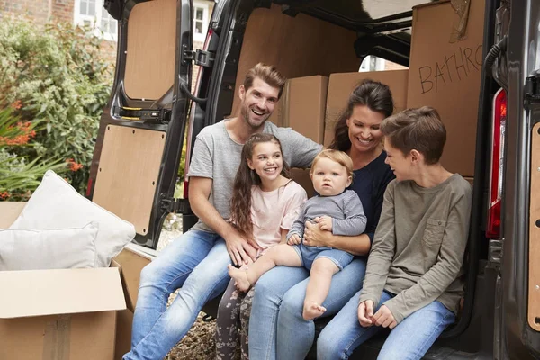 Familjen sitter på baksidan borttagning lastbil — Stockfoto