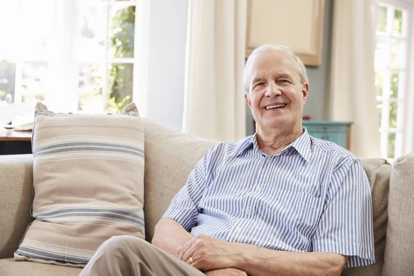 Senior man zit op de Bank — Stockfoto