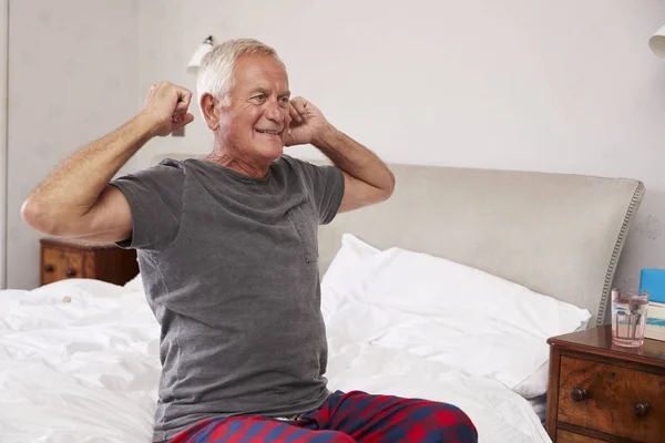 Senior mannen vaknar upp och Stretching — Stockfoto