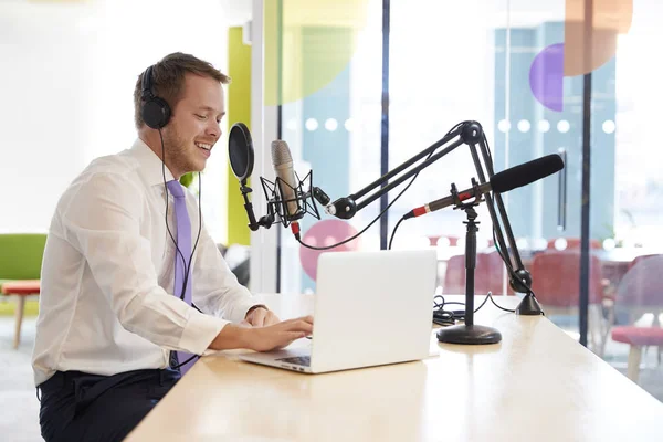 Hombre grabando un podcast — Foto de Stock