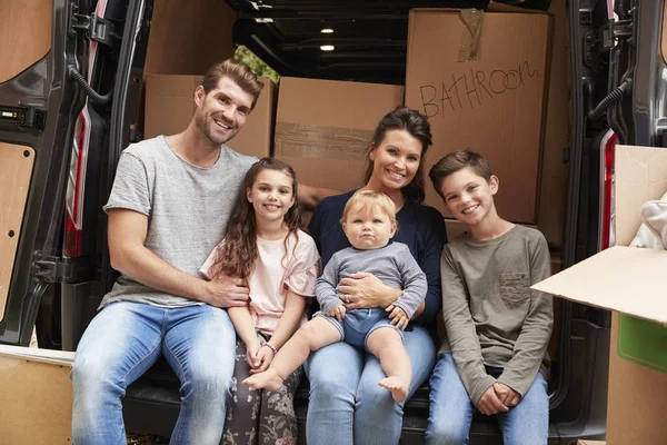 Familia sentada en la parte trasera del camión de eliminación — Foto de Stock