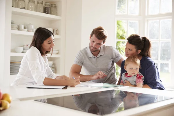 Familj med Baby möte finansiell rådgivare — Stockfoto