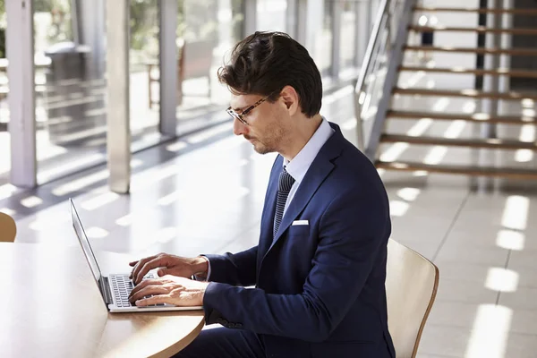 Jovem homem profissional usando laptop — Fotografia de Stock