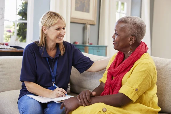 Ondersteuning werkproces bezoeken Senior vrouw — Stockfoto