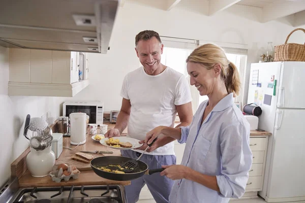 Mature Couple Chat In Kitchen — Stock Photo, Image