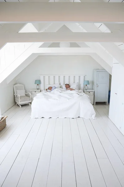 Paar schläft im weißen Schlafzimmer — Stockfoto