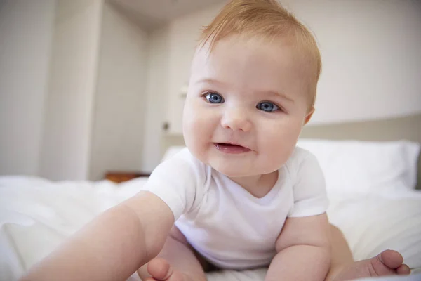 Baby pojke sitter på föräldrar säng — Stockfoto