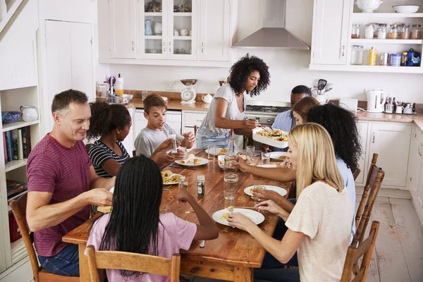 Dvě rodiny se těší jíst jídlo — Stock fotografie