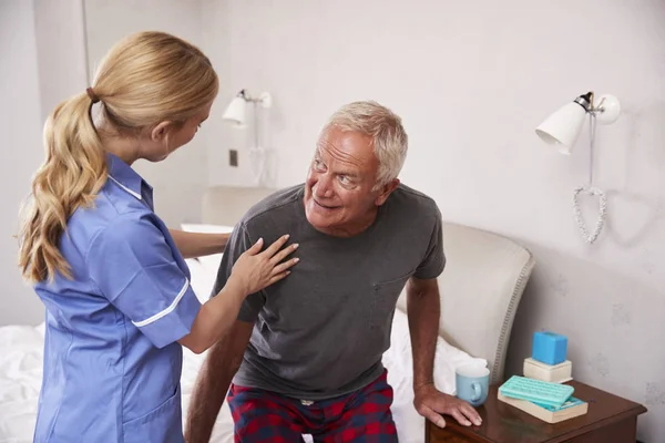 Sjuksköterskan att hjälpa äldre man — Stockfoto