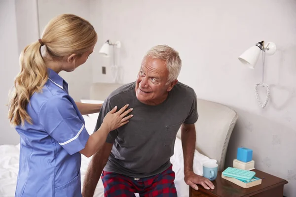 Krankenschwester hilft Seniorin — Stockfoto