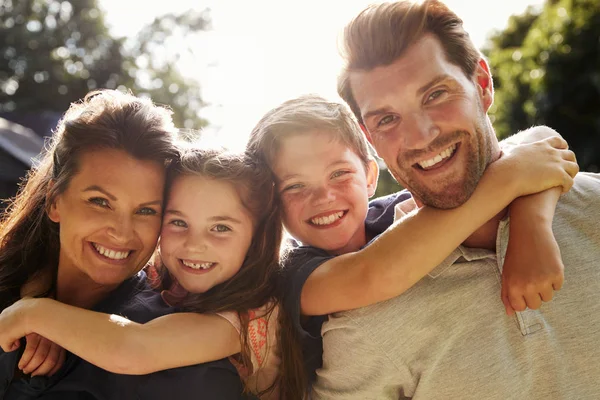 Föräldrar att ge barn kombitrafik i trädgården — Stockfoto