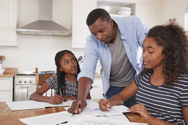 Père Aider les filles à faire leurs devoirs — Photo