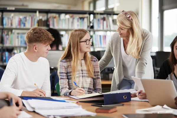 Female Teacher Working With Students — Stock Photo, Image