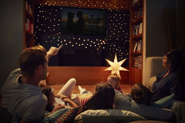 Familie genieten van de film van de nacht thuis — Stockfoto