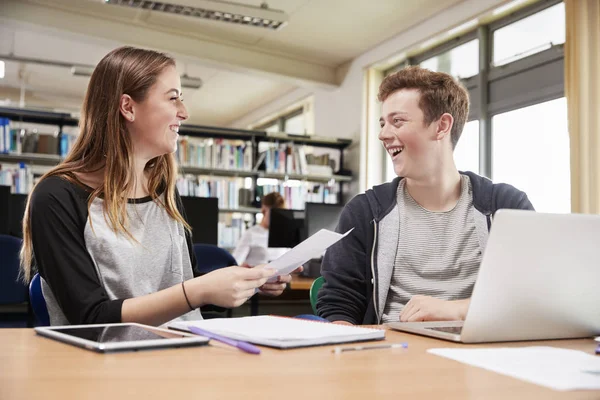 Two College Students Collaborating — Stock Photo, Image