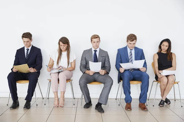 Kandidater som väntar på anställningsintervjuer — Stockfoto