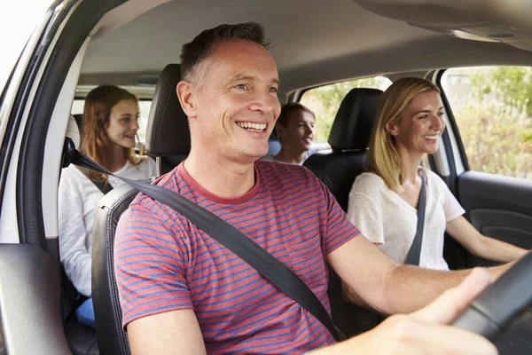 Familj med tonårsbarn i bil — Stockfoto