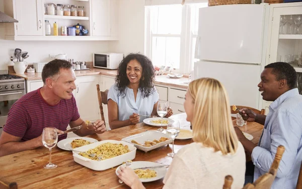 Pareja entretenida amigos en la cena — Foto de Stock