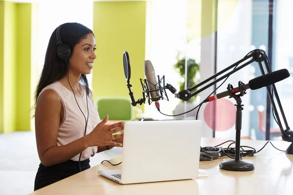 Joven mujer de raza mixta grabando un podcast —  Fotos de Stock