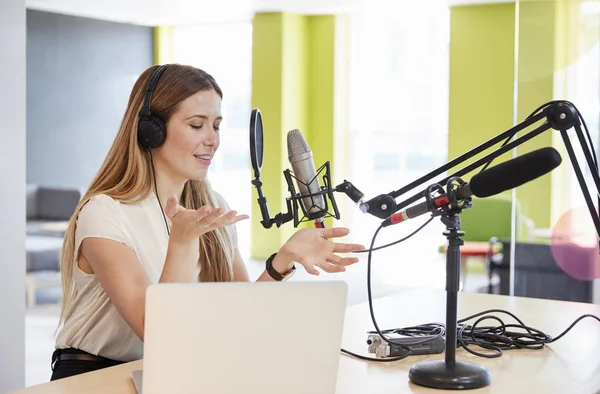 Kobieta, radiofonii i telewizji w studio — Zdjęcie stockowe