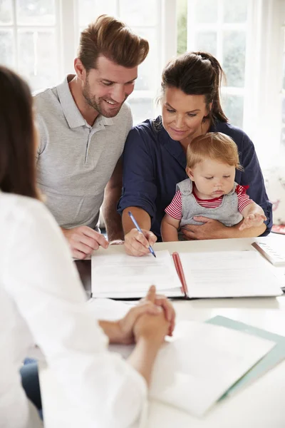 Famiglia con Baby Meeting Consigliere finanziario — Foto Stock