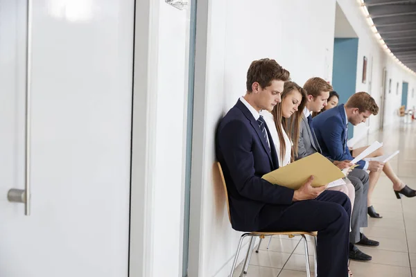 Vijf jonge kandidaten zitten wachten sollicitatiegesprekken — Stockfoto