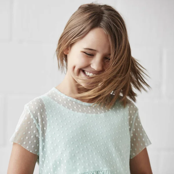 Gelukkig meisje poseren in studio — Stockfoto