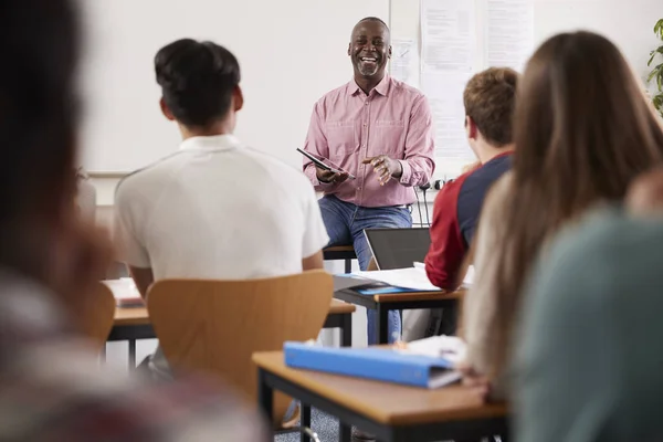 Tutor mužský College s digitálním tabletu — Stock fotografie