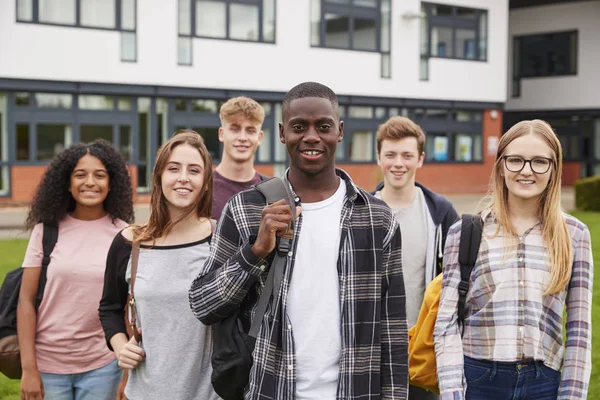 Gruppo di studenti al di fuori degli edifici universitari — Foto Stock