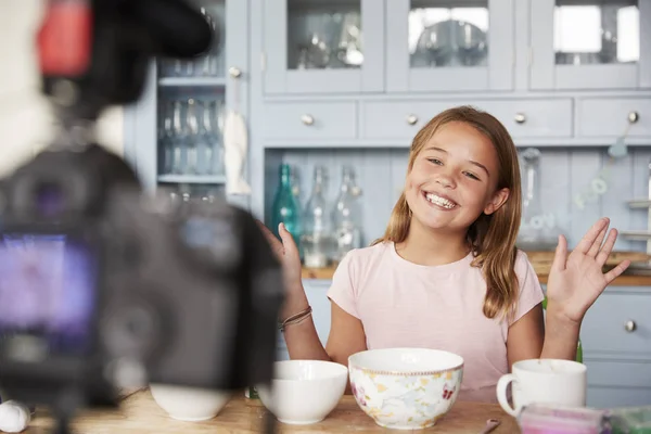 Pre-tonåring flicka videoblogga — Stockfoto