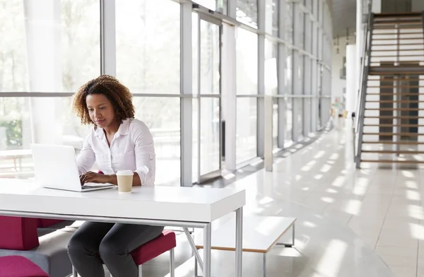 Femme d'affaires au bureau travaillant sur ordinateur portable — Photo