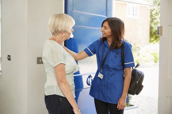 Νοσοκόμα Στην Αρχική Επίσκεψη Ανώτερων Γυναίκα Χαιρετά Την Πόρτα Της — Φωτογραφία Αρχείου