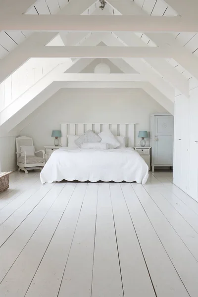Helles und luftiges weißes Schlafzimmer — Stockfoto