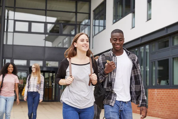 Groupe d'étudiants marchant — Photo