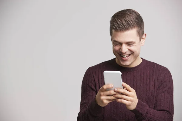 Homem branco usando smartphone — Fotografia de Stock