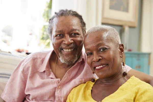 Idősebb pár ül otthon — Stock Fotó