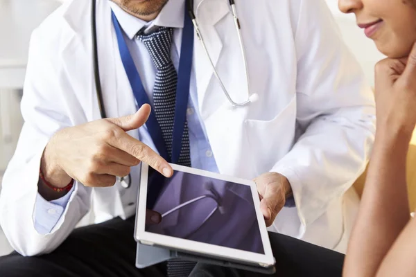 Tablet bilgisayar kullanarak iki kıdemli doktor — Stok fotoğraf