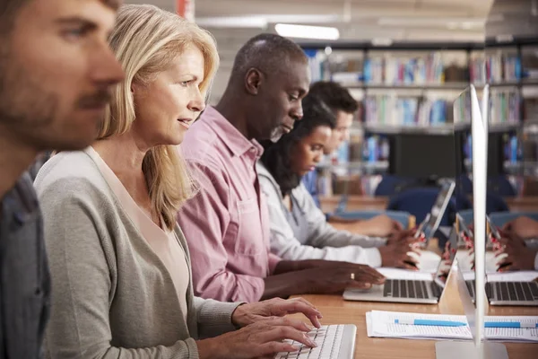 Groupe d'étudiants adultes du collège — Photo