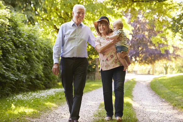 赤ちゃん孫と散歩で祖父母 — ストック写真