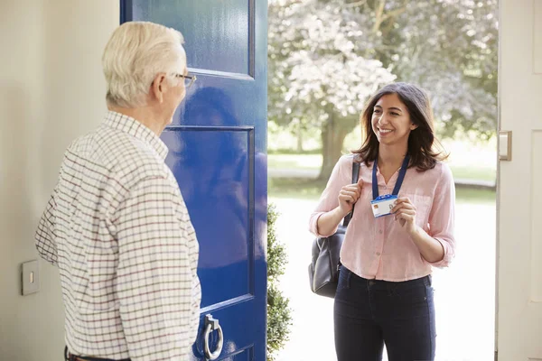 L'uomo anziano apre la porta d'ingresso alla donna — Foto Stock