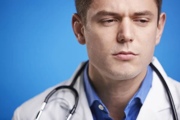 Medico maschio bianco in camice da laboratorio — Foto Stock