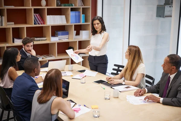 Gestora femenina con documento Imagen De Stock