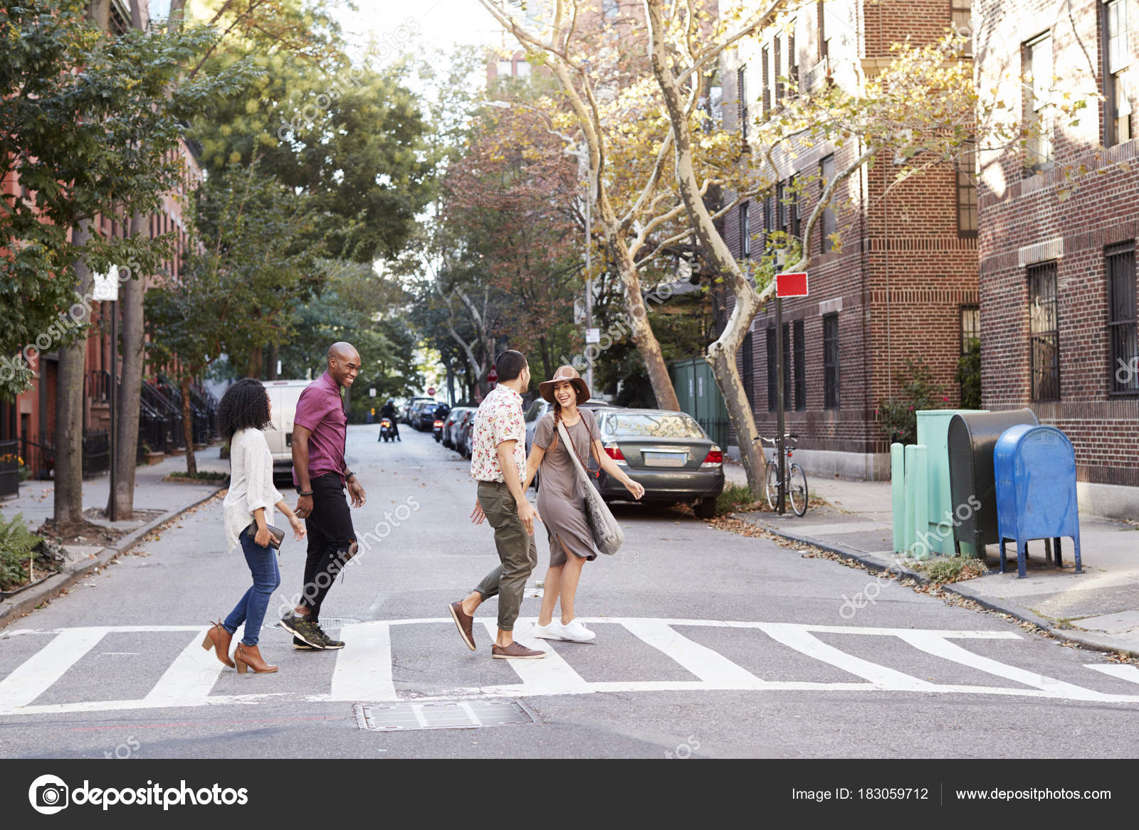 Group Friends Crossing Urban Street New York City — Stock Photo