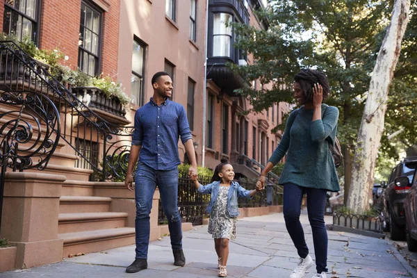 Família Dando Passeio Pela Rua Perto — Fotografia de Stock